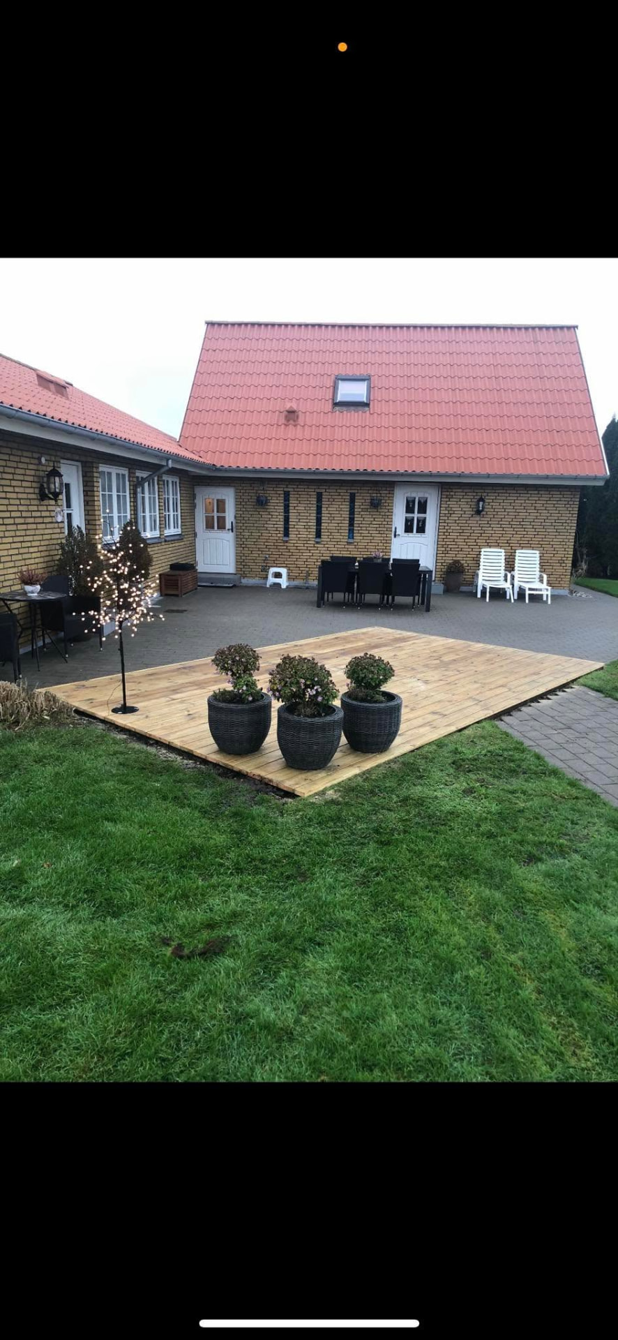 Nyanlagt trædæk og terrasse ved hus