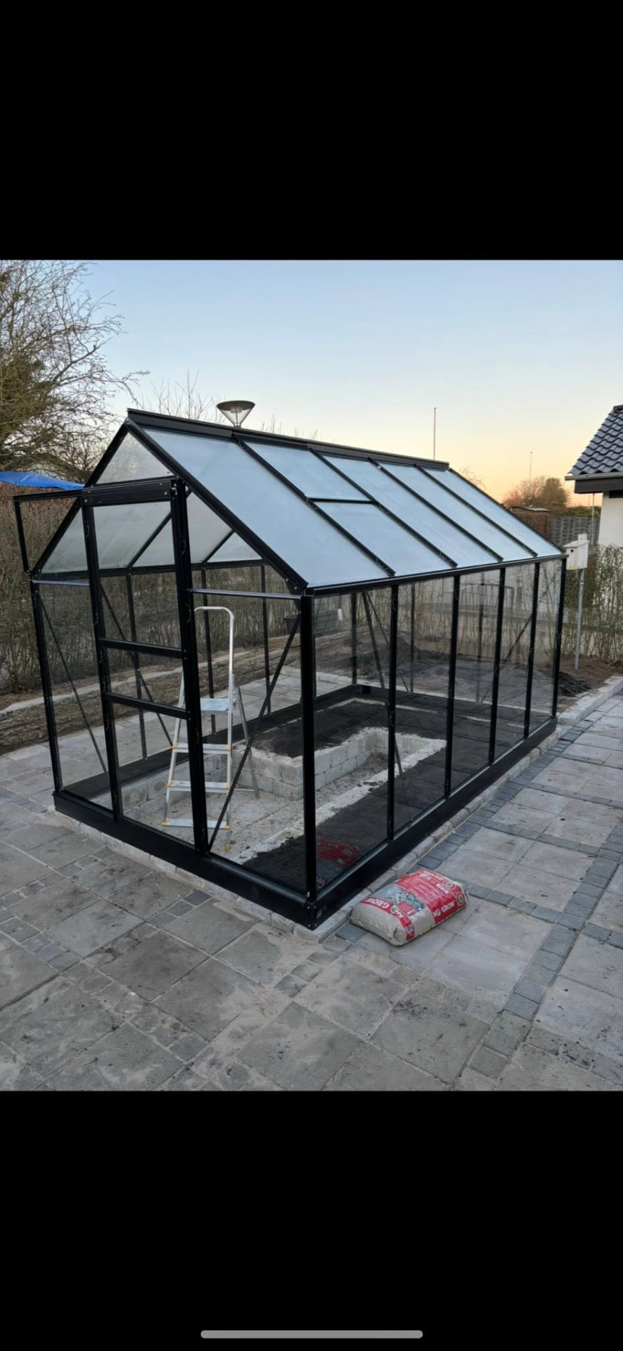 Opsat drivhus på nyt flisefundament